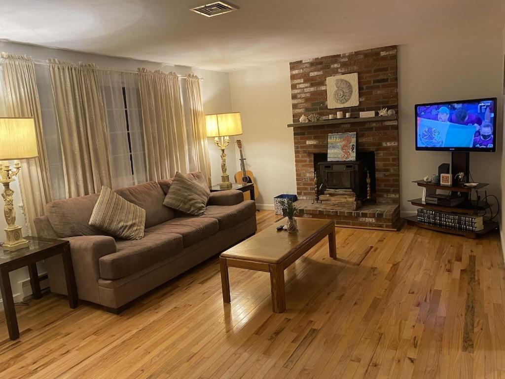 A Cozy Cape House Steps To Restaurants & Beaches ~1.4 Miles Down Scenic Roads Yarmouth Port 外观 照片